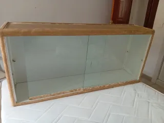 Vitrina de cristal y madera