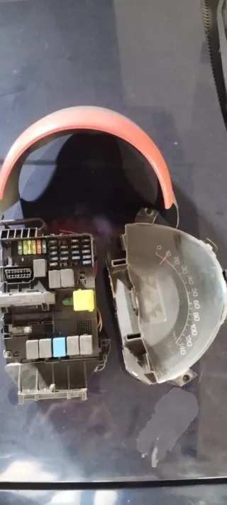 Cuadro Cuentakilómetros y Caja Fusibles Smart