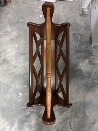 Revistero de madera estilo clásico