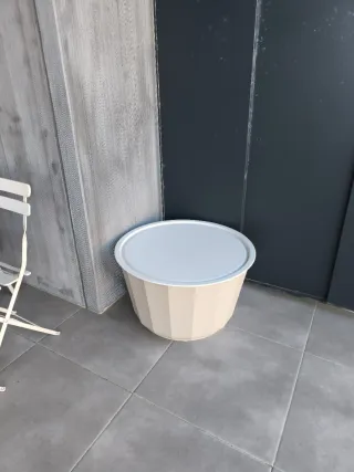 Mesa redonda exterior beige con cajón