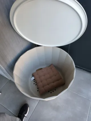 Mesa redonda exterior beige con cajón