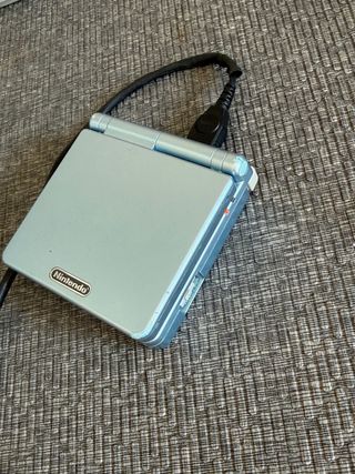 Game Boy Advance SP con scatola e giochi