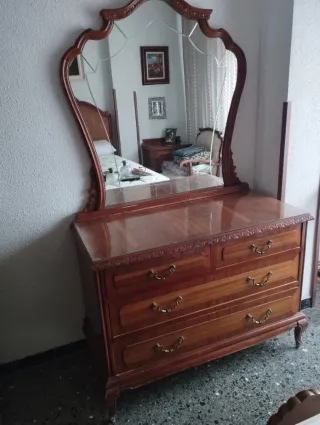 Cómoda antigua de madera y cristal