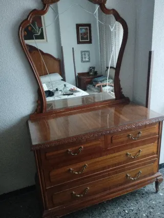 Cómoda antigua de madera y cristal