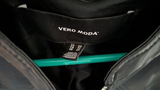 Cazadora de piel negra