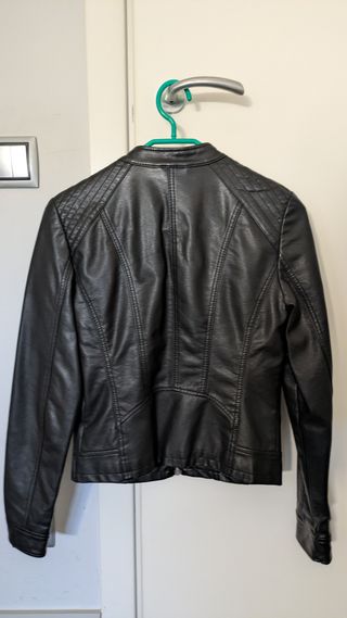 Cazadora de piel negra