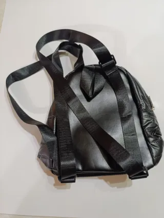 Mochila acolchada negra pequeña