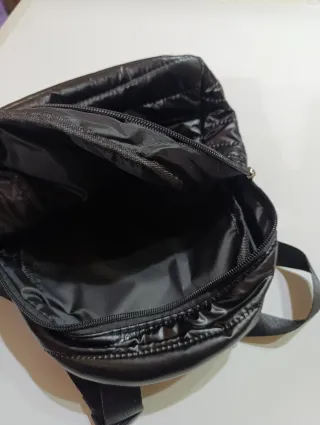 Mochila acolchada negra pequeña