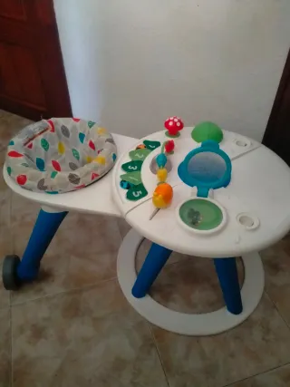Andador infantil con asiento y juguetes