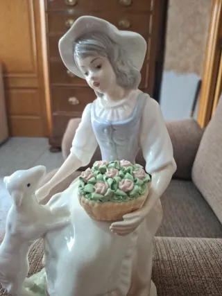Figura porcelana niña con oveja y cesta