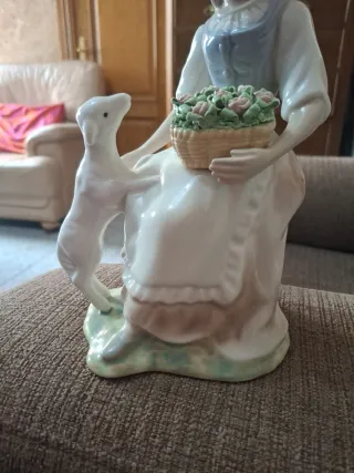 Figura porcelana niña con oveja y cesta