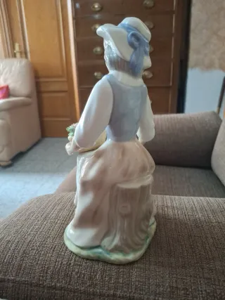 Figura porcelana niña con oveja y cesta