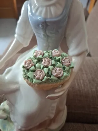 Figura porcelana niña con oveja y cesta