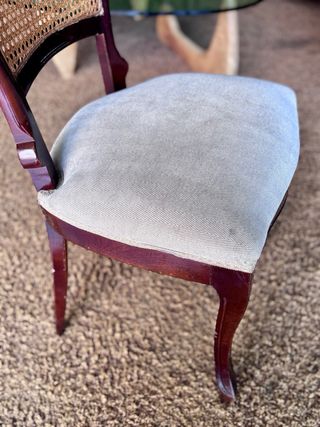 Sillas de madera clásicas con asiento de tela