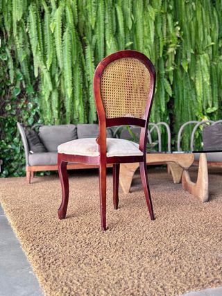 Sillas de madera clásicas con asiento de tela