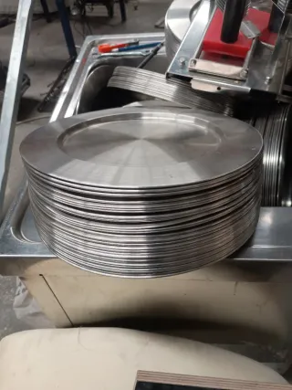 30 bandejas de acero plateado