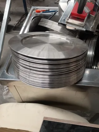 30 bandejas de acero plateado