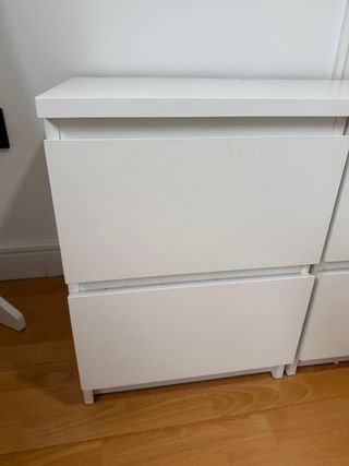 2 Mesitas de noche blancas de madera