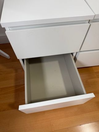 2 Mesitas de noche blancas de madera