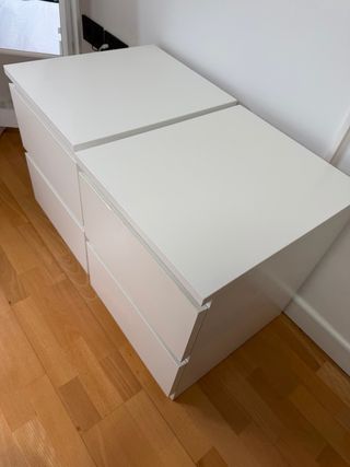 2 Mesitas de noche blancas de madera