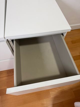 2 Mesitas de noche blancas de madera