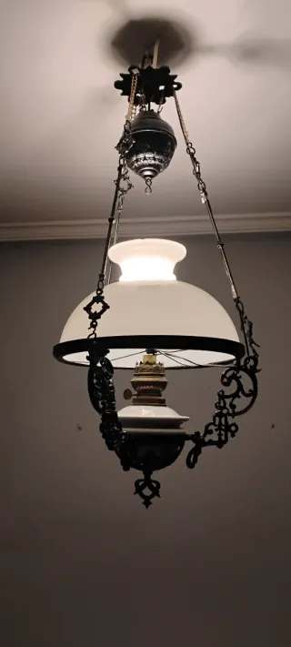 Lámpara de queroseno antigua de latón y cerámica