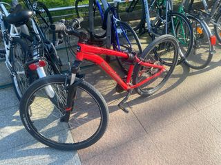 Bicicleta de montaña roja.
