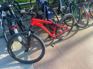 Bicicleta de montaña roja.