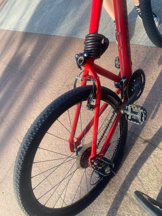 Bicicleta de montaña roja.