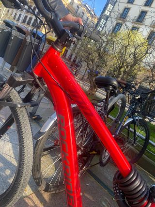 Bicicleta de montaña roja.