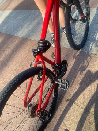 Bicicleta de montaña roja.