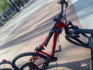 Bicicleta de montaña roja.