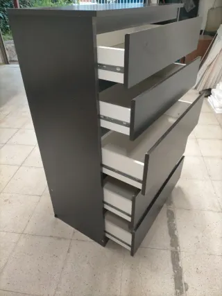 Cómoda de madera con 5 cajones