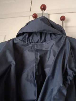 Chubasquero ligero azul y rojo Talla 48