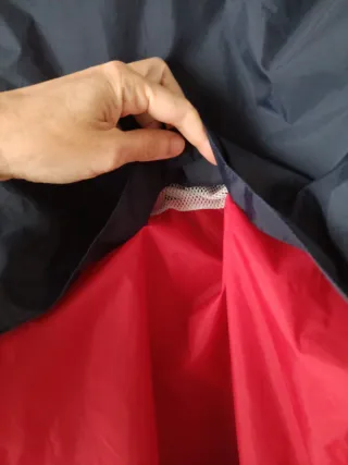 Chubasquero ligero azul y rojo Talla 48