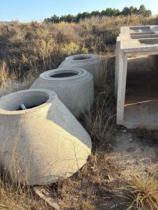 Maceteros de  hormigón y olivos para transplar