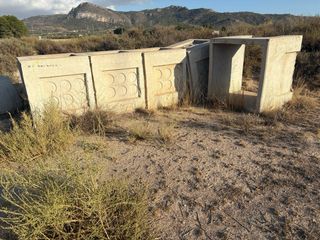 Maceteros de  hormigón y olivos para transplar