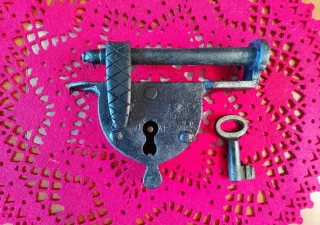 Candado antiguo de barra