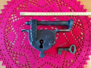 Candado antiguo de barra