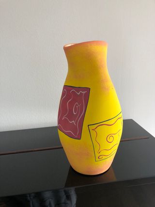 Jarrón de cerámica amarillo