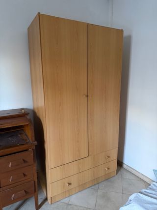 Armario de madera con cajones