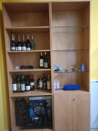 Estantería de madera y cristal