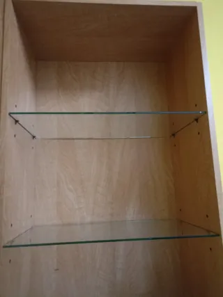 Estantería de madera y cristal