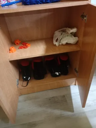 Estantería de madera y cristal