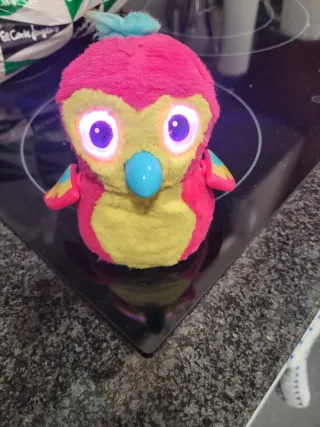 Hatchnimals Muñeco interactivo tipo Furby