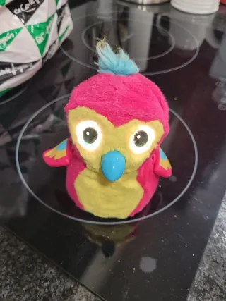 Hatchnimals Muñeco interactivo tipo Furby