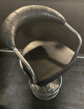 Sedia da bar in pelle e metallo con ammortizzatori