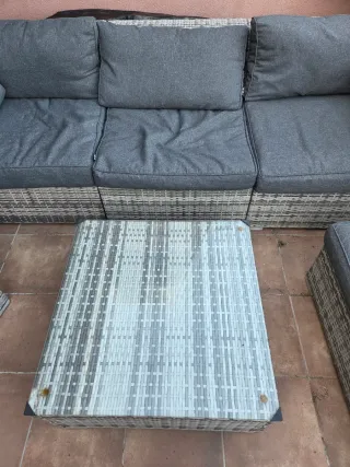 Sofá y mesa de terraza ratán gris