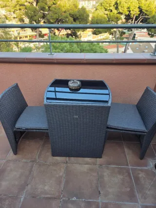 Sofá y mesa de terraza ratán gris