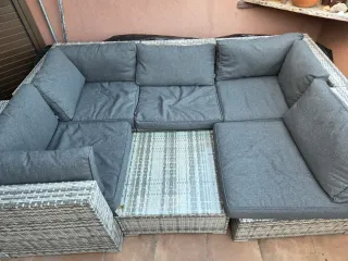 Sofá y mesa de terraza ratán gris